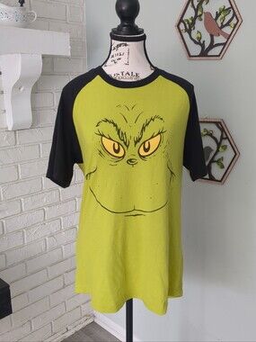 **3/$10** Universal Studios Grinch Top Size Medium